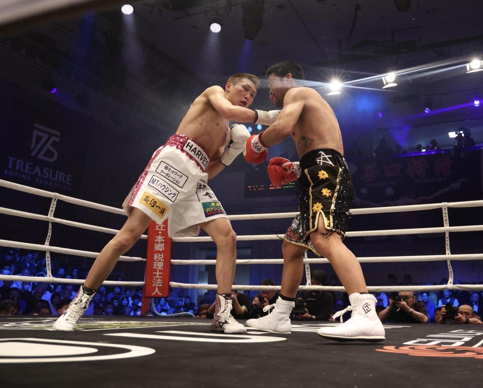 ４回、マーロン・タパレスを攻める小国以載（撮影・石井剣太郎）