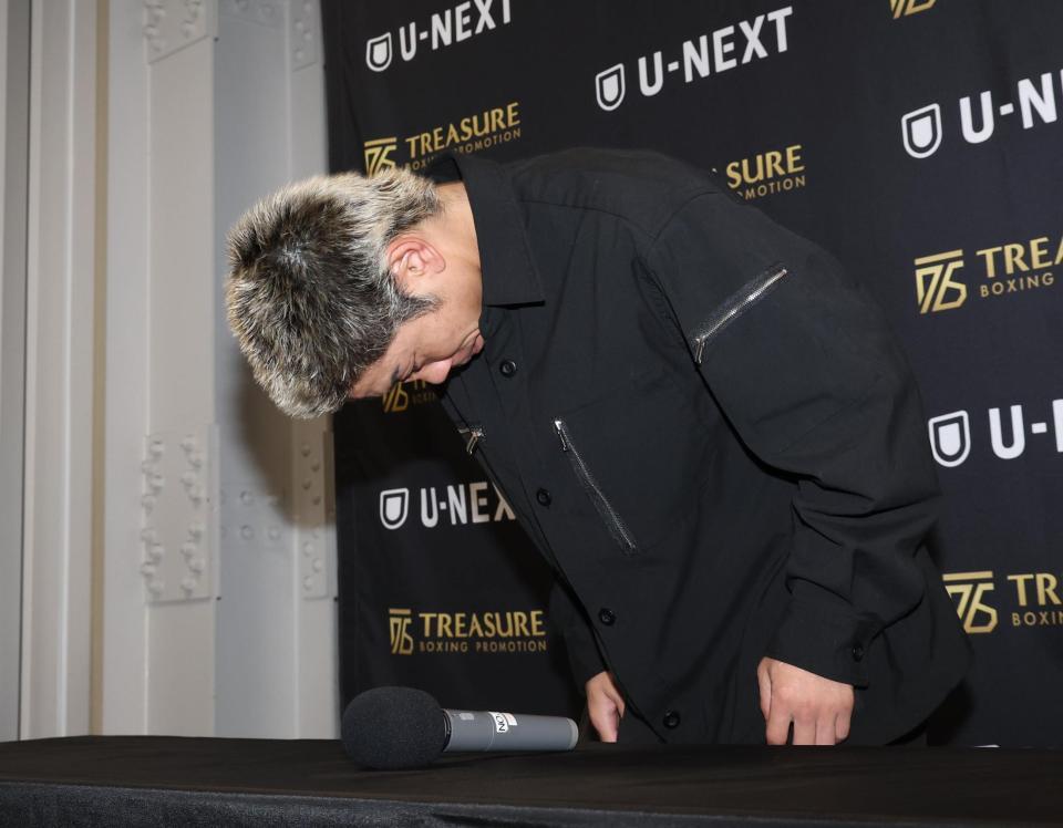 会見終了時、頭を下げる谷口将隆（撮影・佐々木彰尚）