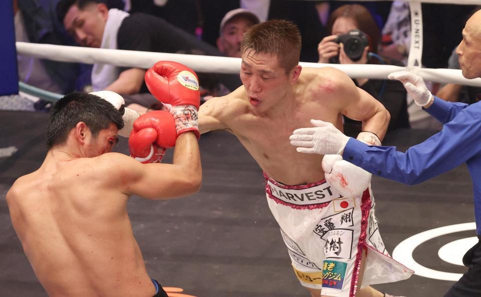 ７回、マーロン・タパレス（左）を攻める小国以載（撮影・佐々木彰尚）