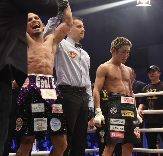 　レネ・サンティアゴに敗れた谷口将隆（右端）（撮影・石井剣太郎）