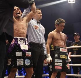 　レネ・サンティアゴに敗れた谷口将隆（右端）（撮影・石井剣太郎）