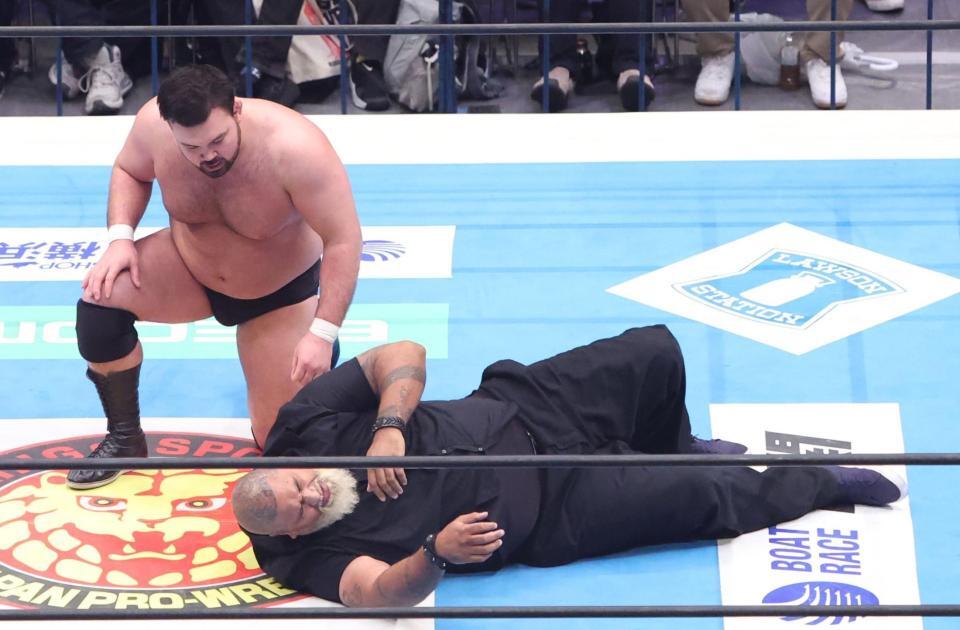 ドン・ファレ（下）を見下すウルフアロン