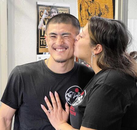 　６歳年上の妻アシュリーさん（右）から愛のキスを受ける秋次克真