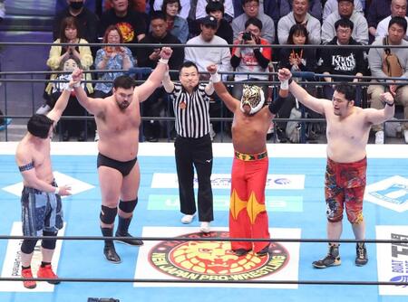 　試合に勝利したウルフアロン（左から２人目）＝両国国技館