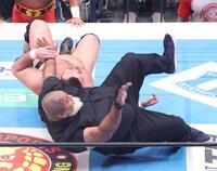 　ドン・ファレ（下）を放り投げるウルフアロン＝両国国技館