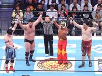 　試合に勝利したウルフアロン（左から２人目）＝両国国技館