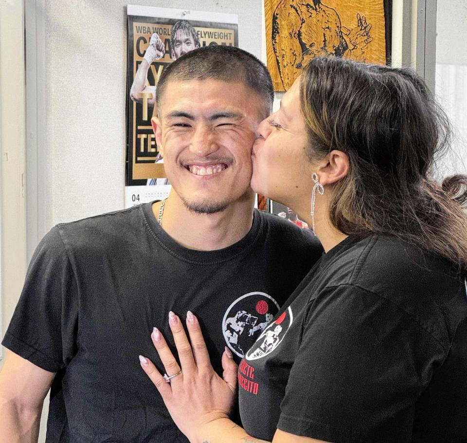 　６歳年上の妻アシュリーさん（右）から愛のキスを受ける秋次克真