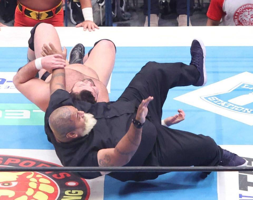 　ドン・ファレ（下）を放り投げるウルフアロン＝両国国技館