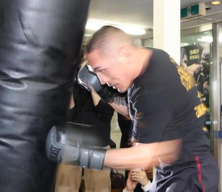 練習を公開したエストラダ（撮影・佐々木彰尚）