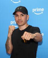 ポーズを決めるエストラダ（撮影・佐々木彰尚）