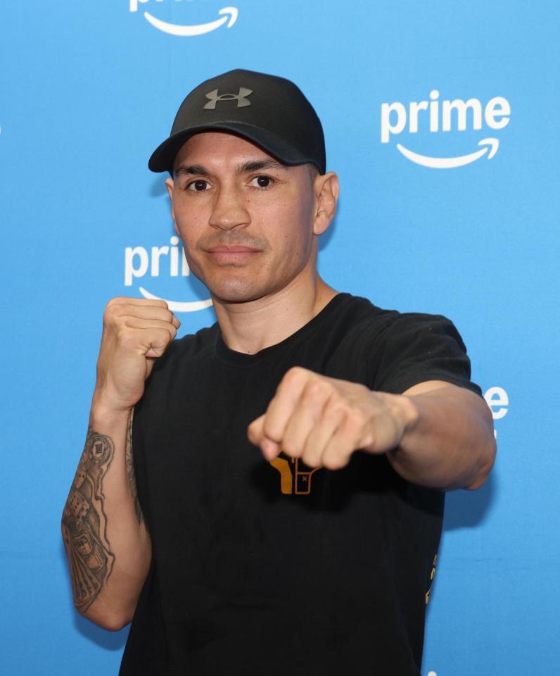 ポーズを決めるエストラダ（撮影・佐々木彰尚）