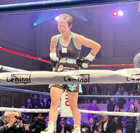 元世界王者との世界王座決定戦で大健闘したものの惜敗し、悔し泣きする鵜川菜央