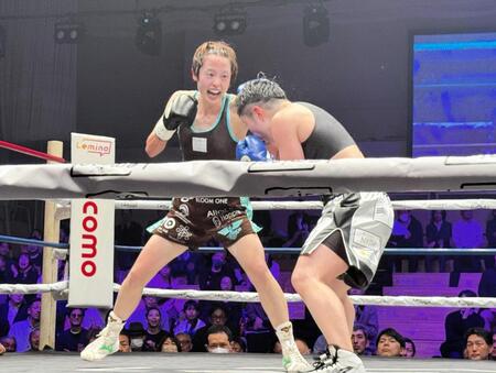 元世界王者の山中菫（右）との世界王座決定戦で大健闘したものの惜敗した鵜川菜央