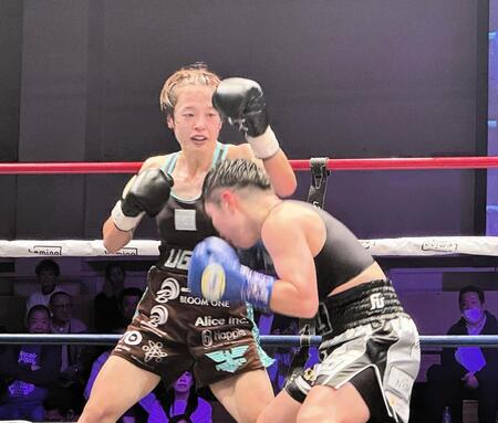 元世界王者の山中菫（手前）との世界戦で大健闘したものの惜敗した鵜川菜央