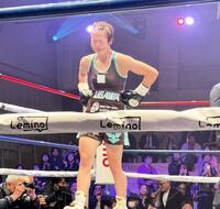 元世界王者との世界王座決定戦で大健闘したものの惜敗し、悔し泣きする鵜川菜央