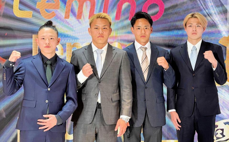 　ポーズをとる（左から）片岡雷斗、藤木勇我、坂井優太、片岡叶夢