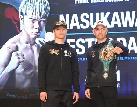 エストラーダ（右）の横で静かに闘志を燃やす那須川天心（撮影・園田高夫）