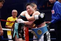 　健闘をたたえ合う、世界王者返り咲きを果たした山中菫（右）と鵜川菜央