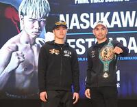 エストラーダ（右）の横で静かに闘志を燃やす那須川天心（撮影・園田高夫）