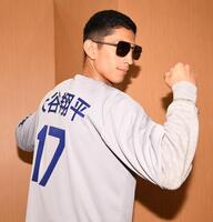 大谷翔平のユニホームを着て登場したアヤラ（撮影・園田高夫）