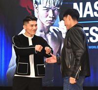 ゲバラ（右）に笑顔を見せる坪井智也（撮影・園田高夫）