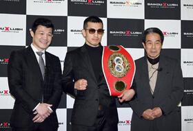 　防衛戦について意気込みを語った矢吹正道（中）。右は緑ジムの松尾敏郎会長、左は亀田興毅ファウンダー