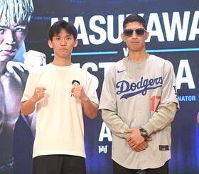 アヤラ（右）と対戦する高見亨介（撮影・園田高夫）