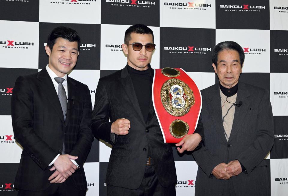 　防衛戦について意気込みを語った矢吹正道（中）。右は緑ジムの松尾敏郎会長、左は亀田興毅ファウンダー