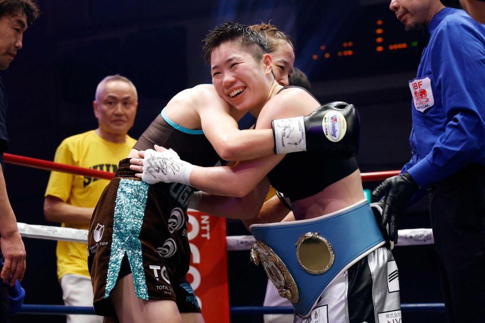 　健闘をたたえ合う、世界王者返り咲きを果たした山中菫（右）と鵜川菜央