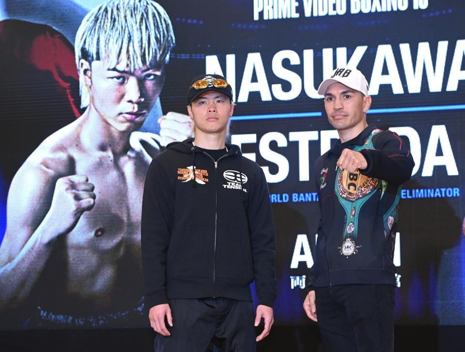 エストラダ（右）と視線を合わせずポーズをとる那須川天心（撮影・園田高夫）