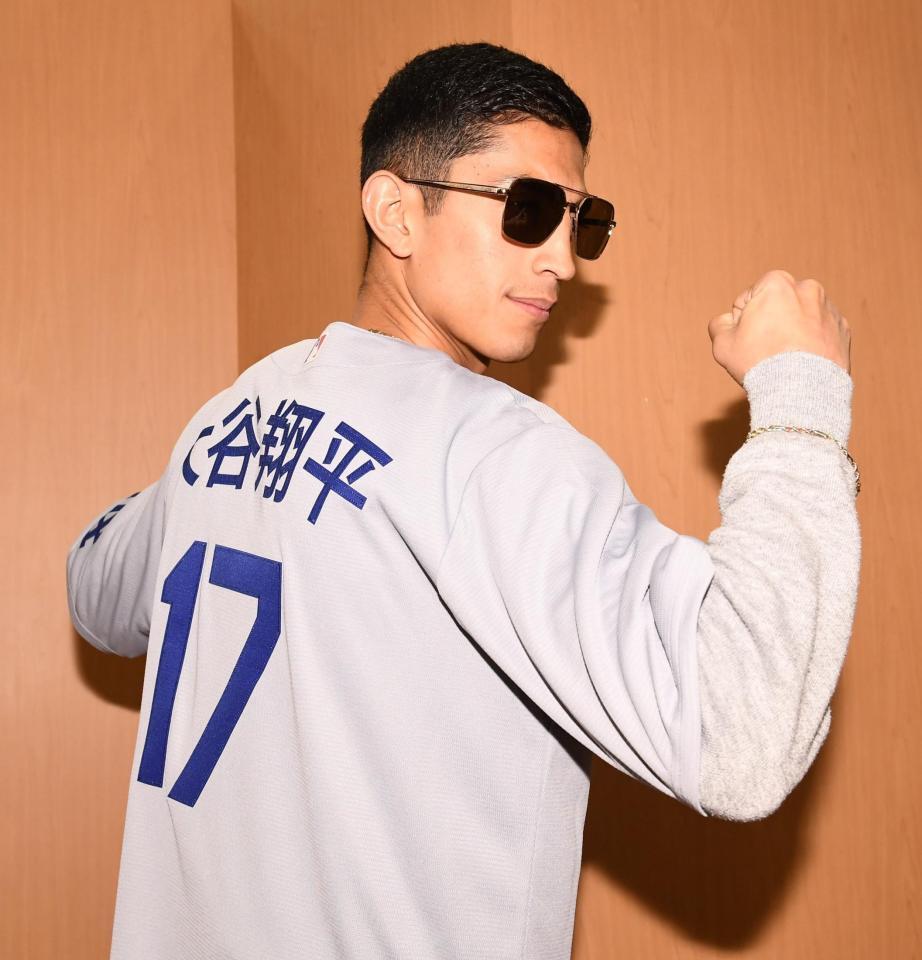 大谷翔平のユニホームを着て登場したアヤラ（撮影・園田高夫）