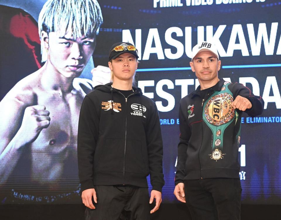 エストラーダ（右）の横で静かに闘志を燃やす那須川天心（撮影・園田高夫）