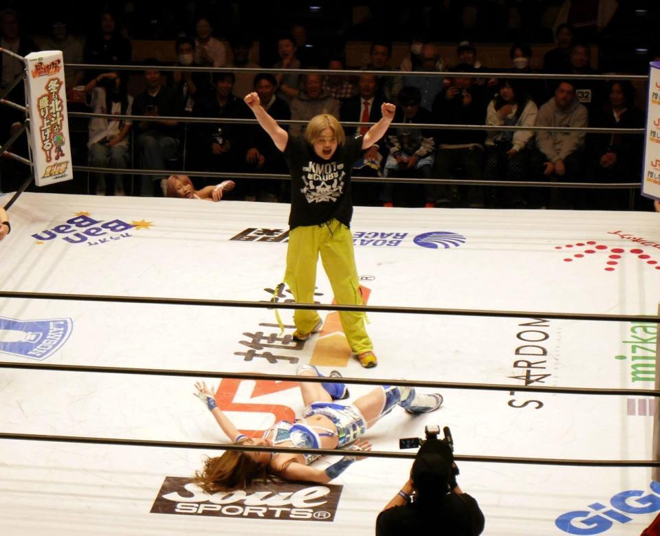 パッショーンと叫びながら大暴れする高橋奈七永＝後楽園ホール