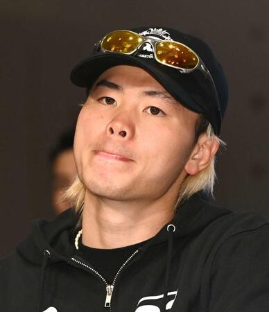 　会見中、終始厳しい表情を見せる那須川天心