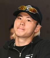 　会見中、終始厳しい表情を見せる那須川天心