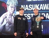 　フアンフランシスコ・エストラダ（右）の横で静かに闘志を燃やす那須川天心（撮影・園田高夫）