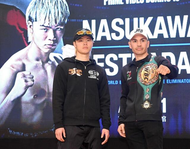 　フアンフランシスコ・エストラダ（右）の横で静かに闘志を燃やす那須川天心（撮影・園田高夫）