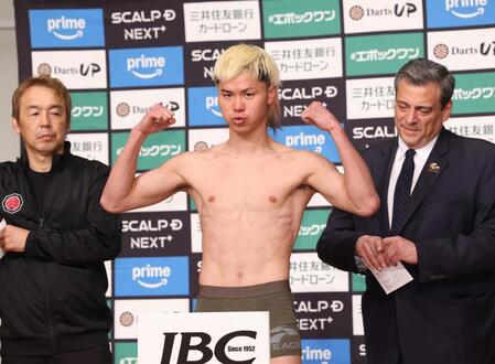 計量をパスした那須川天心（撮影・佐々木彰尚）