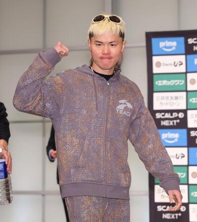 引き揚げる那須川天心（撮影・佐々木彰尚）