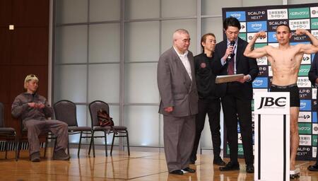 ファンフランシスコ・エストラダ（右）の計量を見つめる那須川天心（撮影・佐々木彰尚）