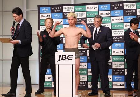 計量をパスした那須川天心（撮影・佐々木彰尚）