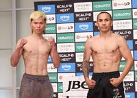 ポーズを決める那須川天心（左）とファンフランシスコ・エストラダ（撮影・佐々木彰尚）