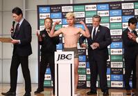 計量をパスした那須川天心（撮影・佐々木彰尚）