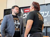 挑戦者のノッコン寺田（右）とにらみ合うウルフアロン