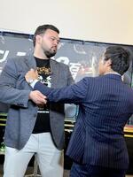 挑戦表明してきた高藤直寿（右）と組み合うウルフアロン