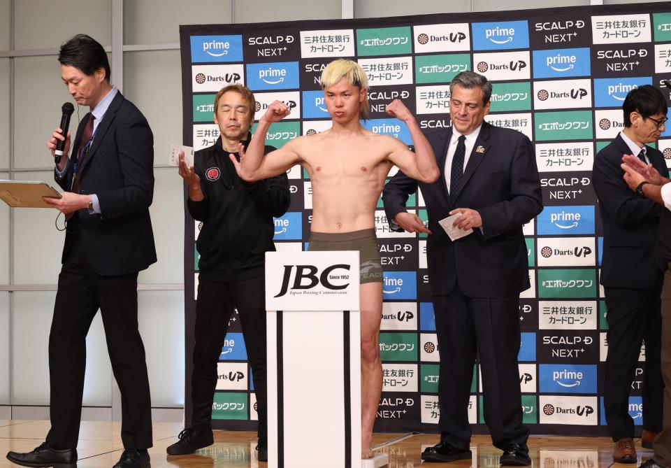 計量をパスした那須川天心（撮影・佐々木彰尚）