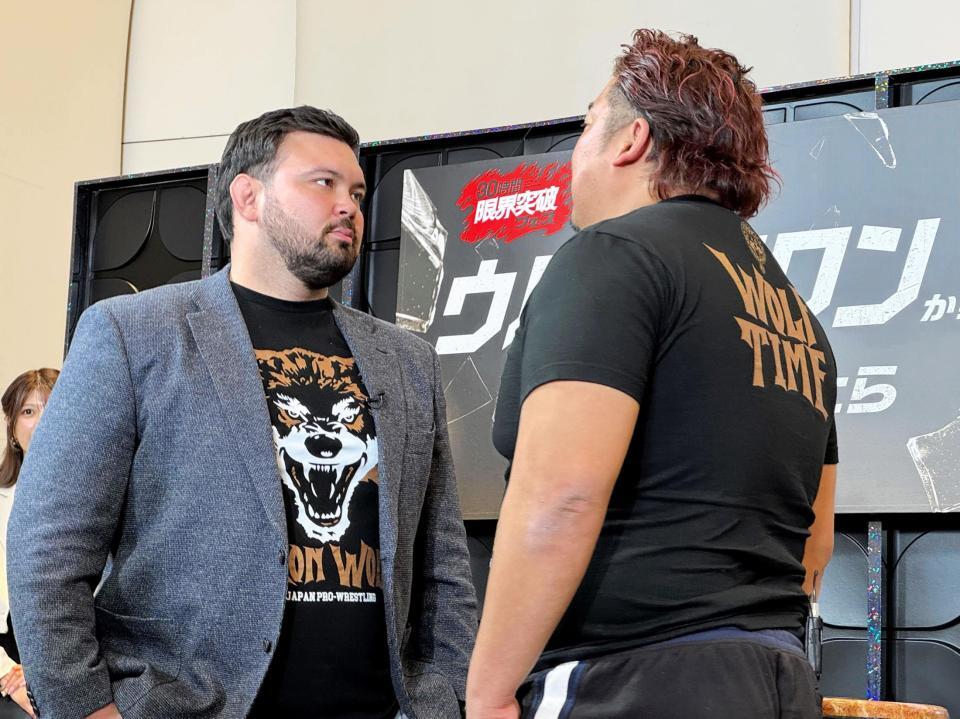 挑戦者のノッコン寺田（右）とにらみ合うウルフアロン