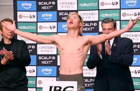 計量をパスした那須川天心（撮影・佐々木彰尚）　