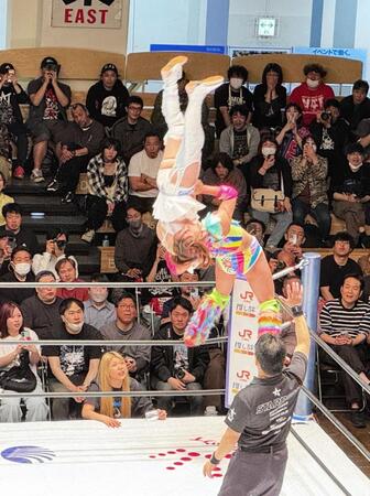 雪崩式ブレーンバスターを放つフワちゃん