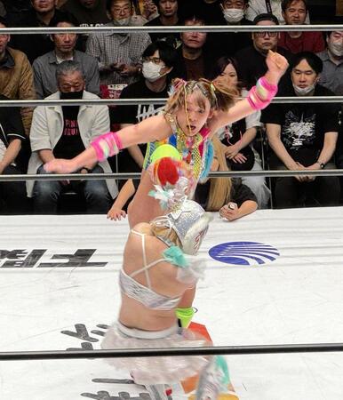 スターライト・キッド（手前）を相手に真剣な表情で攻撃するフワちゃん